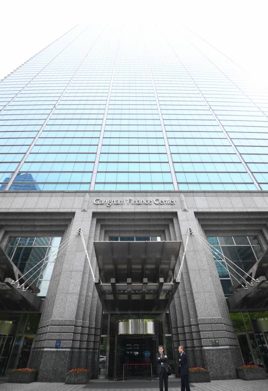 정면에서 바라본 강남파이낸스센터. 강남파이낸스센터의 입면은 7개로 나뉘어 있어 균형미가 돋보이며 내부 공간을 효율적으로 사용하기 위해 입면을 구분해주는 기둥이 밖으로 돌출돼 있다./사진=송은석기자