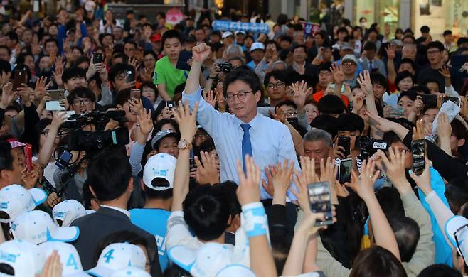 유승민 바른정당 대선 후보가 30일 오후 대구 대구 중구 동성로에서 시민들에게 지지를 호소하는 모습. /연합뉴스