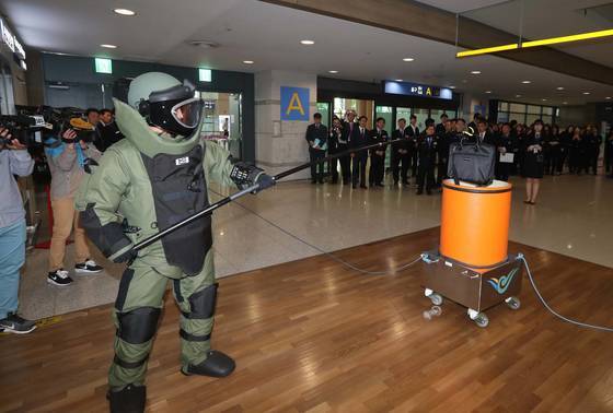 U-20 월드컵 대회(5월20~6.11) 를 앞두고 '세관 테러대응팀 발대식' 및 '페러물품 적발 모의 훈련'이 1일 인천국제공항 입국장에서 열렸다. 폴발물처리반(EOD)이 테러의심 용품을 처리하는 과정을 시연하고 있다.김상선 기자