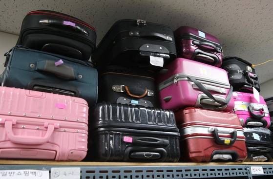 인천국제공항 유실물 보관소에 쌓여 있는 캐리어. 여행 고수는 수화물에서 자신의 짐을 빨리 알아보려면 튀는 색상의 캐리어를 선택하라고 조언한다. [중앙포토]