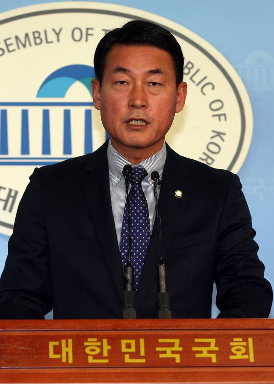 2일 바른정당 탈당을 선언했다가 전격 보류한 황영철 의원 [중앙포토]