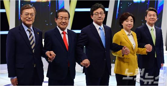 더불어민주당 문재인(왼쪽부터), 자유한국당 홍준표, 바른정당 유승민, 정의당 심상정, 국민의당 안철수 대선후보가 2일 오후 서울 상암동 MBC 스튜디오에서 선거관리위원회 주최로 열린 마지막 TV토론에 앞서 포즈를 취하고 있다. <국회사진취재단> 이한형기자