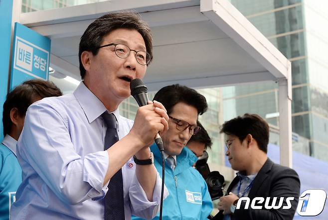 유승민 바른정당 대선후보가 지난 4일 오후 서울 마포구 홍대입구역 앞에서 유세를 갖고 지지를 호소 하고 있다. 2017.5.4/뉴스1 © News1 박세연 기자