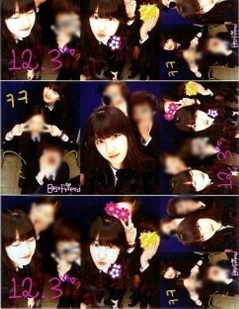 데뷔 전 학교 친구들과 스티커 사진을 찍은 수지. [사진 온라인 커뮤니티]