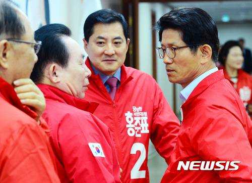【서울=뉴시스】박영태 기자 = 4일 오전 서울 영등포구 여의도 자유한국당 당사에서 진행된 중앙선거대책위원회의 전에 이인제 중앙선대위원장, 박대출 선대위 공보단장, 김문수 전 비대위원과 이야기를 나누고 있다. 2017.05.04.  since1999@newsis.com