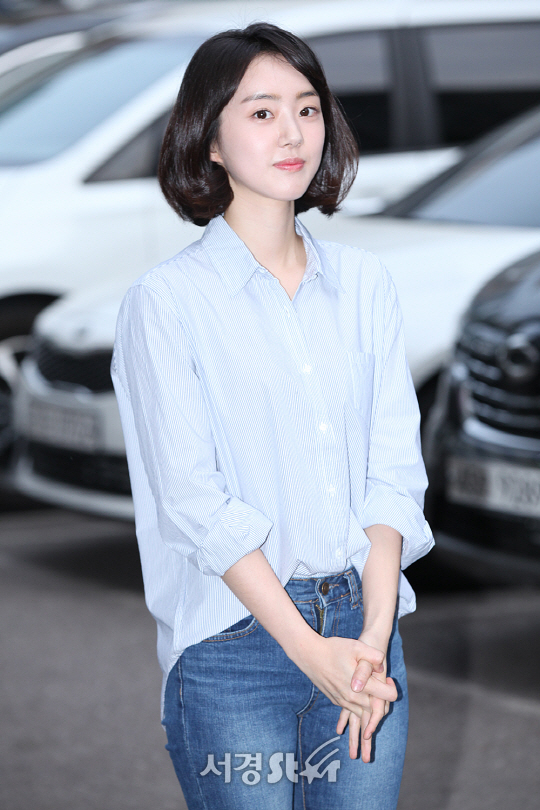 배우 박세완이 4일 여의도 한 음식점에서 열린 MBC수목드라마 ‘자체발광 오피스’ 종방연에 참석해 포토타임을 갖고 있다.