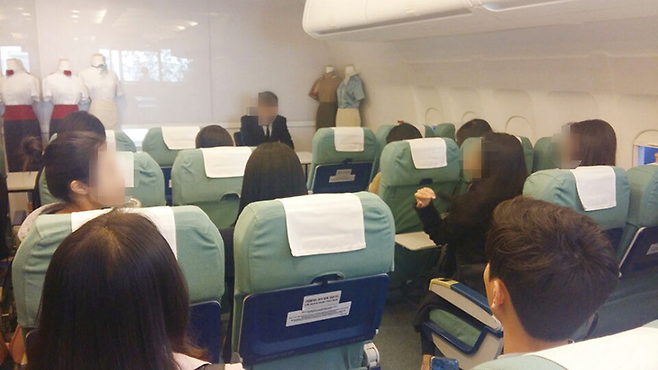 4월18일 서울 서초구에 있는 ㄱ학원에 탈락한 수강생들이 항의 방문, 학원 관계자와 면담하고 있다. © 시사저널 포토