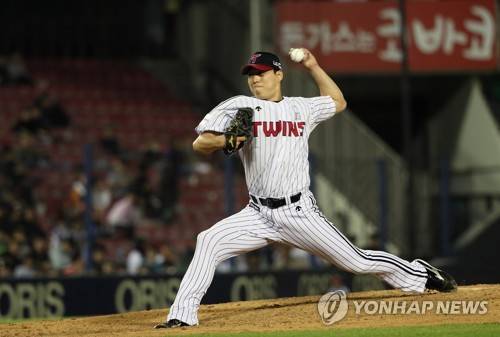 (서울=연합뉴스) 이지은 기자 = 4일 오후 서울 잠실야구장에서 열린 프로야구 NC와 LG의 경기.  7회초 LG투수 차우찬이 역투하고 있다. 2017.5.4      jieunlee@yna.co.kr