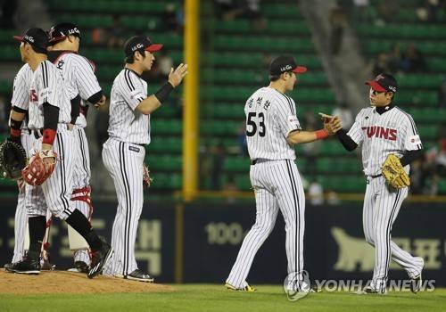 (서울=연합뉴스) 이지은 기자 = 4일 오후 서울 잠실야구장에서 열린 프로야구 NC와 LG의 경기에서 3대4로 이긴 LG 선수들이 기뻐하고 있다. 2017.5.4      jieunlee@yna.co.kr