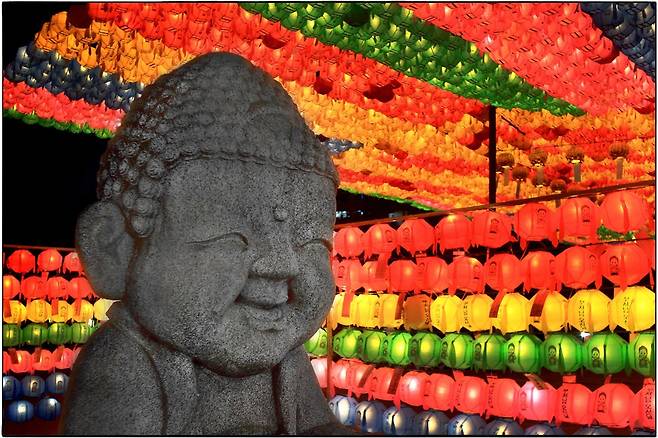 부처님 오신 날을 맞아 사람들의 소망은 연등에 달려 넘치고 아기동자의 미소는 평화롭다. 사랑과 은혜가 넘치는 5월. 부디 며칠 뒤 치르는 선거에서는 온 국민들과 소통하는 대통령이 선출되어 국민들의 마음에 아기동자의 미소가 피어나길 기대한다. 사진하는 사람