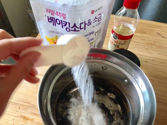 그을음이 잘 닦이지 않는 탄 냄비에 베이킹소다를 뿌려두면 잘 닦인다. 윤경희 기자