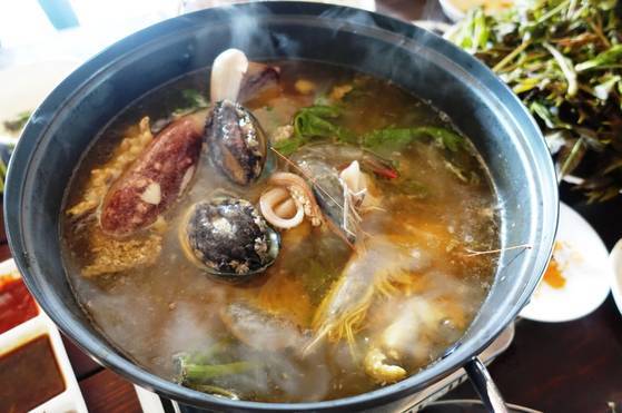 옻순해물샤브샤브: 닭고기를 넣고 국물을 끓이다가 오징어·전복·새우를 모두 통으로 넣고 옻물을 추가한 뒤 끓인다. 옻물이 들어가 국물이 노랗다. 국물이 끓으면 생 옻순을 넣고 익혀서 해물과 곁들여 어육 간장·된장을 찍어 먹는다.