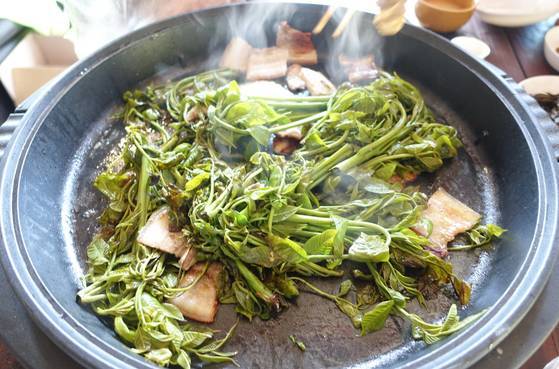 옻순삼겹살구이: 전기 번철에 삼겹살을 깔고 생 옻순을 덮은 다음 뚜껑 닫고 한 동안 익힌다. 뚜껑을 열 때 나오는 김을 쐬면 위험하니 조심해야 한다. 옻과 돼지고기는 상극이다. 게다가 옻을 오르게 하는 우르시올 성분은 열을 가하면 휘발성이 강하다. 김을 쐬면 웬만한 사람은 옻이 오른다.