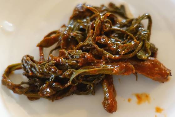 옻순고추장장아찌: 시험적으로 조금 담가봤다는 옻순고추장장아찌. 고추장은 옻순과 궁합이 잘 맞지 않는다고 박기영 시인은 말했다.