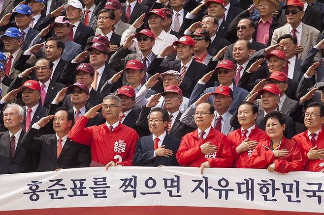 ▲ 대한민국 안보단체 총연합 회원들이 2일 오후 서울 여의도 국회 본청 앞 계단에서 열린 "홍준표를 찍으면 자유대한민국을 지킵니다"-대한민국 안보단체 총연합 합동 지지 선언에 참석했다. 사진=이치열 기자 truth710@