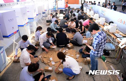 【서울=뉴시스】추상철 기자 = 제19대 대통령선거 사전투표가 역대 최고치를 달성한 후 끝난 5일 오후 서울역에 마련된 남영동 사전투표소에서 선거관계자가 사전투표용지 분류작업을 하고 있다. 2017.05.05.  scchoo@newsis.com