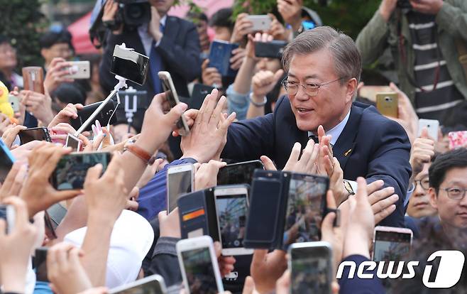 문재인 더불어민주당 대선 후보가 6일 인천 구월동 로데오거리광장에서 열린 집중유세에서 시민들과 인사를 나누고 있다. 2017.5.6/뉴스1 © News1 허경 기자