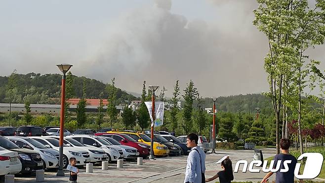 6일 오후 3시20분쯤 경북 상주시 사벌면 덕가리 212-2번지 산에서 불이 나 강한 바람을 타고 번지고 있다.상주시는 산불전문진화헬기 6대와 공무원 1000여명을 투입 진화작업에 나섰지만 강한바람이 불어 어려움을 겪고 있다.2017.5.6/뉴스1 © News1 정지훈 기자