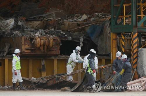 옮기고 절단하고   (목포=연합뉴스) 박동주 기자 = 6일 오후 목포신항에 거치된 세월호에서 현장수습 관계자들이 작업하고 있다. 2017.5.6  pdj6635@yna.co.kr