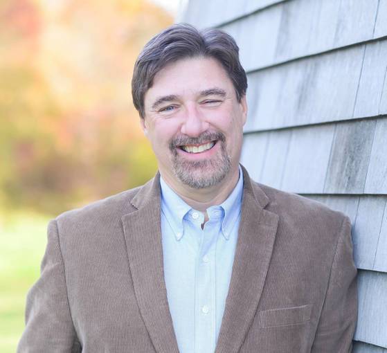 『전문지식의 죽음(The Death of Expertise)』의 저자 톰 니콜스.“인터넷의 확산으로 누구나 똑똑하다고 생각하다 보니 전문가들의 의미 있는 조언을더 이상 받아들이려 하지 않는다”고 비판했다. 구 소련 문제 전문가인 저자는 SNS에 비전문가 오류를 지적하는 글을 올렸다가 책을 쓰게 됐다. [사진 톰 니콜스]