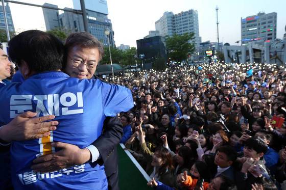 문재인 더불어민주당 대통령 후보가 5월 1일 경기 의정부 젊음의 거리에서 열린 집중 유세에서 다문화 여성의 지지 발언을 듣고 포옹하고 있다. [중앙포토]