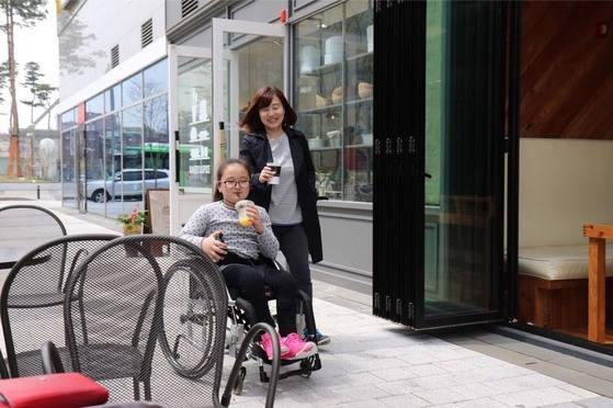 휠체어를 타는 지민이는 토도드라이브 덕에 한손에 음료수잔을 들고 산책을 할 수 있게 됐다. [사진 토도웍스]