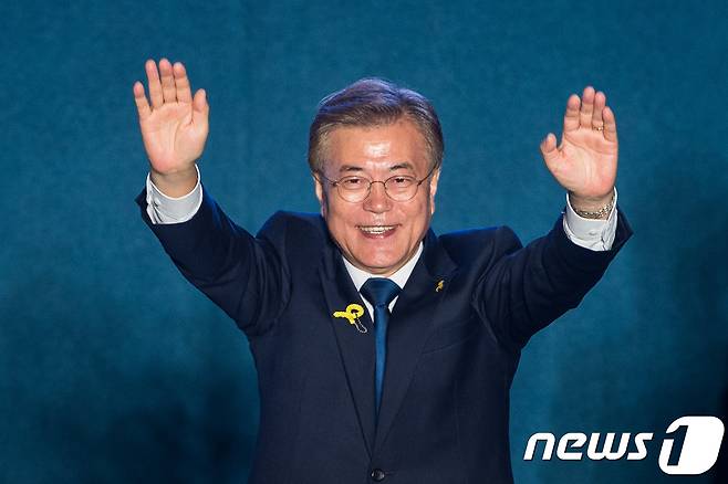문재인 대통령 당선인이 19대 대통령 당선이 확정 되자 10일 서울 세종문화회관 옆 세종로공원에서 대국민 인사를 마친 후 시민들을 향해 손흔들고 있다. 2017.5.10/뉴스1 © News1 유승관 기자