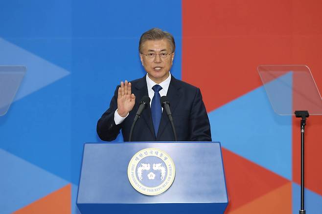 문재인 대통령이 10일 국회의사당 중앙홀에서 대통령 취임선서를 하고 있다. 국회사진기자단