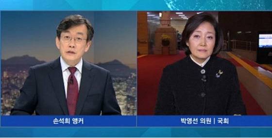 지난해 12월 최순실 청문회 당시 손석희 앵커와 박영선 의원. [사진 JTBC 방송 캡처]