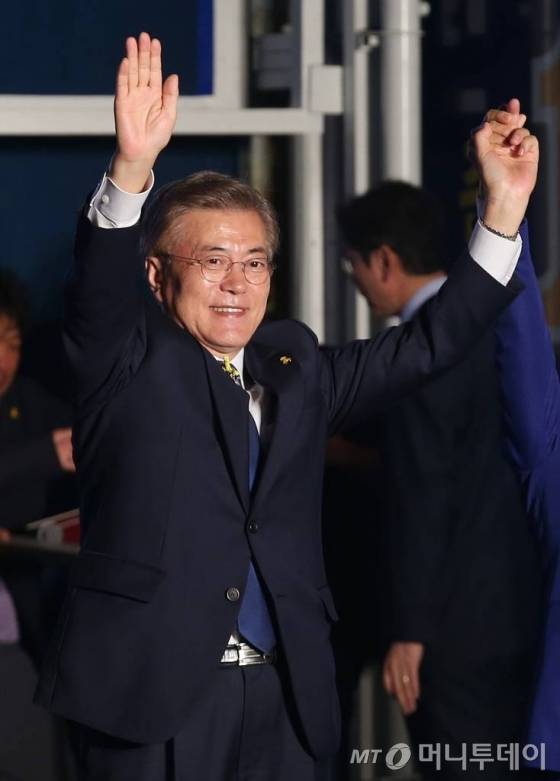 19대 대통령선거에 당선이 유력한 문재인 더불어민주당 대선후보가 9일 오후 서울 광화문 세종로공원에서 지지자들의 환호에 답하고 있다./사진=이동훈 기자