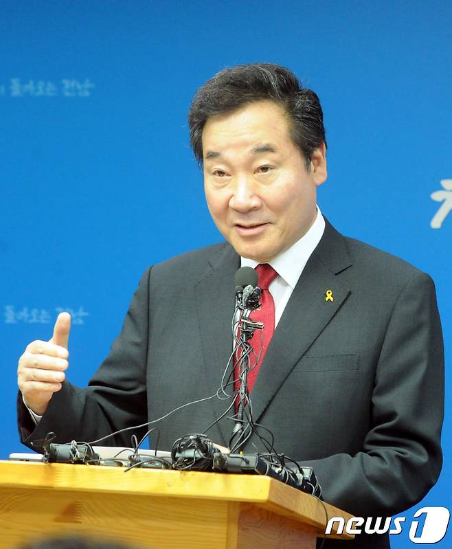 이낙연 국무총리 후보자가 11일 오전 전남 무안군 전남도청에서 전남지사 퇴임 기자회견을 하고 있다. 2017.5.11/뉴스1 © News1 남성진 기자