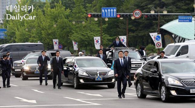 대통령 경호차량으로 활용된 캐딜락 에스컬레이드(제공: 연합뉴스)