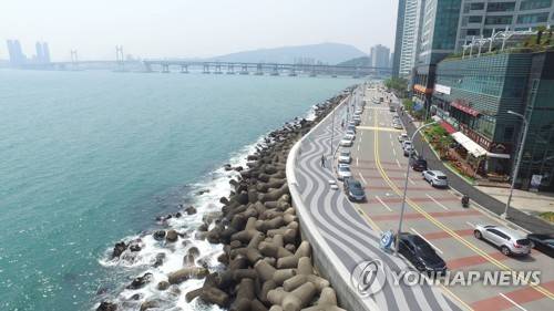 (부산=연합뉴스) 조정호 기자 = 11일 오후 부산 해운대구 마린시티 해안 보행로가 새 단장 됐다. 2017.5.11