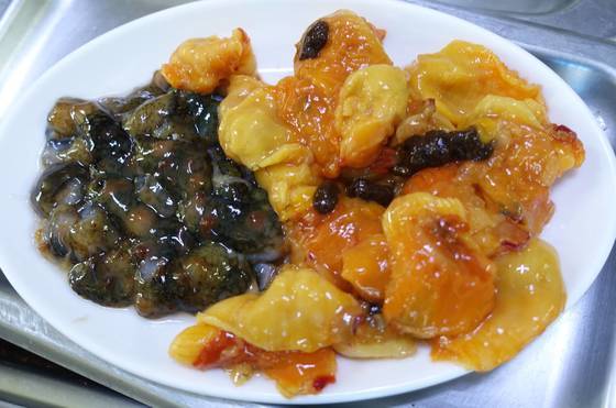 해물탕정식에는 서울 같으면 1만원은 받을 해삼·멍게도 한 접시 상에 오른다. 아주 신선해 술 생각이 절로 난다. 통영 멍게는 먹을 때는 향이 없고 삼킨 다음에 향이 느껴진다는 말이 있다. 실제로 먹어보니 그랬다. 멍게는 바다를 떠난 지 오래될수록 살아있어도 향이 짙어지고 떫은 맛이 난다고 한다.