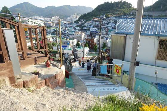 서피랑을 오르는 99계단에는 박경리 어록이 걸음을 옮길 때마다 씌어있다. 서피랑에 오는 사람들이 사진을 많이 찍는 곳이다. 멀리 미륵산 정상이 보인다.