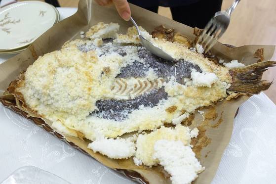소금 덩이를 깨서 벗겨내자 서서히 드러나는 참돔의 속살은 수분이 완전히 갇혀 살이 촉촉하고 고기의 풍미가 제대로 살아있었다.