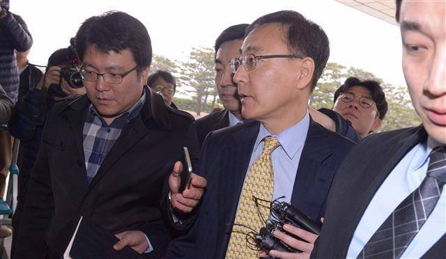 김수남 검찰총장이 사의를 표명한지 하루만인 12일 사표가 수리됐다. 문재인 정부가 검찰개혁에 강한 의지를 보이고 있는 상황에서 물러난 것이라 해석이 분분하다. 하지만 이번 김 총장의 사표수리가 국정농단, 세월호 등 마무리 단계에 접어든 사건들을 재수사하겠다는 문 정부의 또 다른 의중을 드러낸 것이라며 우려의 목소리를 내는 사람도 적지 않다. [연합뉴스]