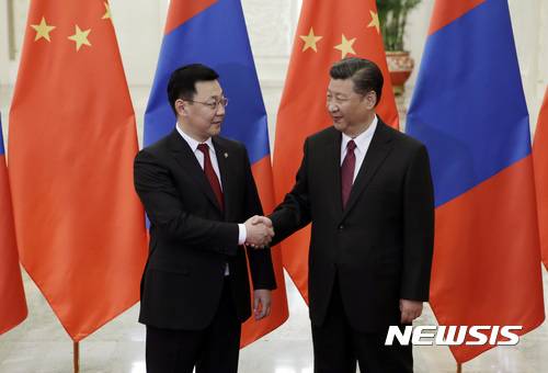 【 베이징=AP/뉴시스】시진핑 중국 국가주석이 12일 베이징 인민대회당에서 자르갈톨가 에르덴바트 총리와 악수하고 있다. 2017.05.12