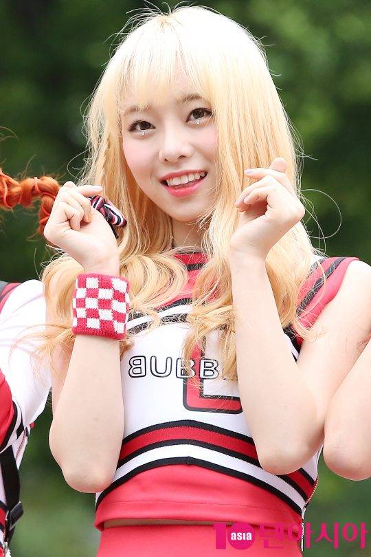 걸그룹 립버블 해아가 12일 오전 서울 영등포구 여의도동 KBS 신관 공개홀에서 열린 KBS 2TV ‘뮤직뱅크’ 리허설에 참석해 포토타임을 갖고 있다.