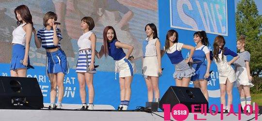 걸그룹 트와이스(나연, 정연, 모모, 사나, 지효, 미나, 다현, 채영, 쯔위)가 14일 오후 경기도 과천시 서울대공원에서 열린 한 음료 발매 30주년 기념 이색마라톤 ‘블루런’ 행사에 참석하고 있다.