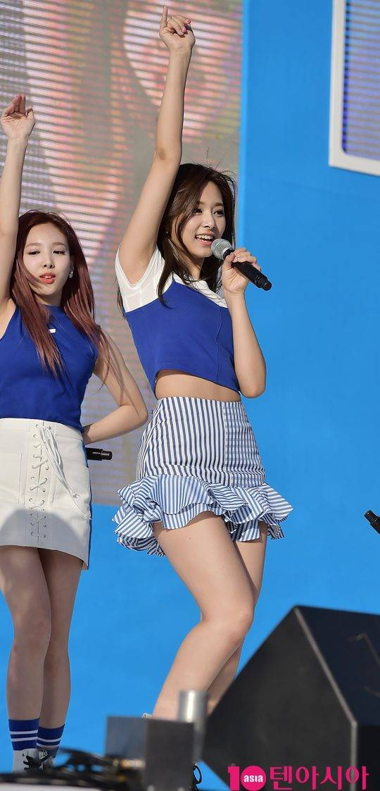 걸그룹 트와이스(나연, 정연, 모모, 사나, 지효, 미나, 다현, 채영, 쯔위) 쯔위가 14일 오후 경기도 과천시 서울대공원에서 열린 한 음료 발매 30주년 기념 이색마라톤 ‘블루런’ 행사에 참석하고 있다.