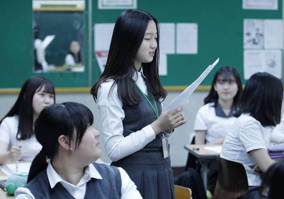 정화여고가 주 1회 여는 논술 수업에서 한 학생이 독서 소감을 발표하고 있다. [대구=프리랜서 공정식]