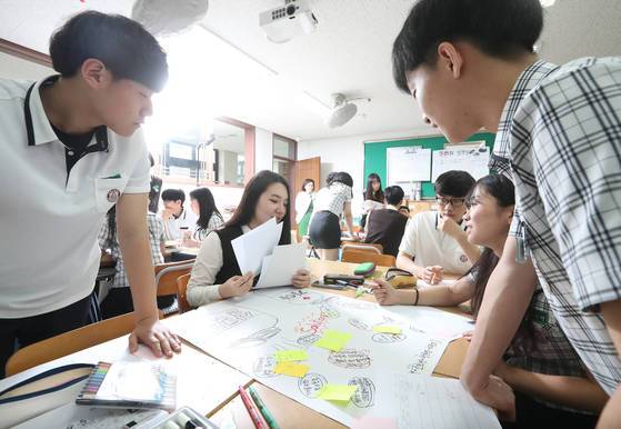 안화고 학생들이 생활 속 문제를 해결해 보는 프로젝트식 수업에서 조별 토론을 하고 있다. [화성=우상조 기자]