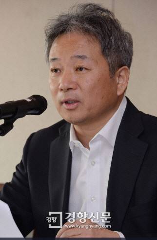 박근혜 정권 시절 ‘댓글부대’ 구축과 안봉근 전 비서관과 특수관계 여부를 놓고 의혹이 증폭되고 있는  김흥기씨. 사진은 김씨가 2015년말 중국과학원을 사칭한 가짜 수료증 장사 의혹이 불거지자 기자들 몇명만 불러놓고 프레스센터에서 기자회견을 열어 해명을 하고 있는 모습.