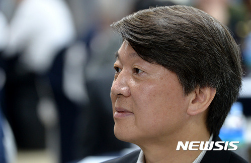 【서울=뉴시스】이영환 기자 = 국민의당 안철수 전 공동대표가 15일 오후 서울 여의도 국민의당 당사에서 열린 선대위 당직자들과 만찬에서 영상을 시청하고 있다. 2017.05.15.  20hwan@newsis.com