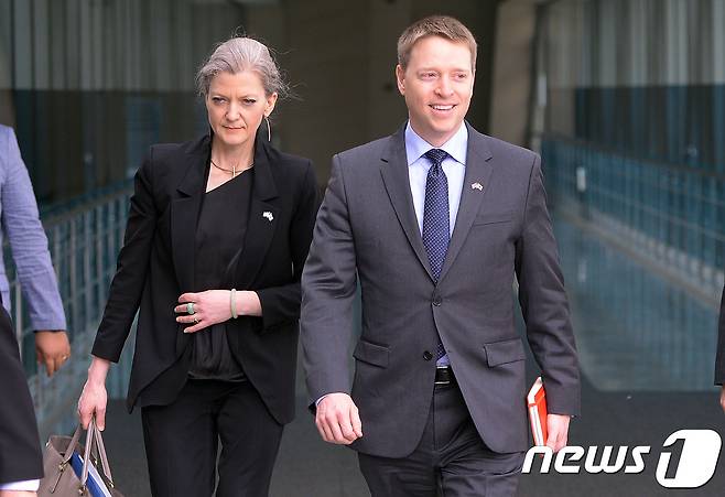 매슈 포틴저 미국 국가안전보장회의(NSC) 아시아 담당 선임 보좌관(오른쪽)과 앨리슨 후커 NSC 한반도 보좌관이 16일 이정규 외교부 차관보 면담을 위해 서울 종로구 외교부 청사로 들어서고 있다. 2017.5.16/뉴스1 © News1 이동원 기자