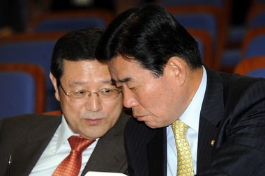 더불어민주당 이용섭 전 의원(왼쪽)과 김진표 의원. 2012.4.24/뉴스1