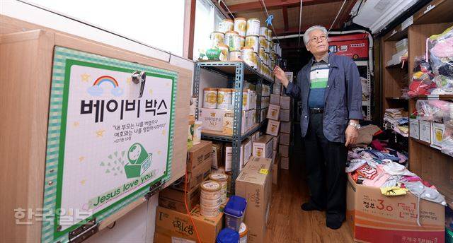 이종락 목사가 지난 2일 서울 관악구 난곡동 주사랑공동체교회에서 아이를 기르는 미혼모 등에게 지원하는 분유와 기저귀 등 물품을 가리키고 있다. 배우한기자bwh3140@hankookilb.com