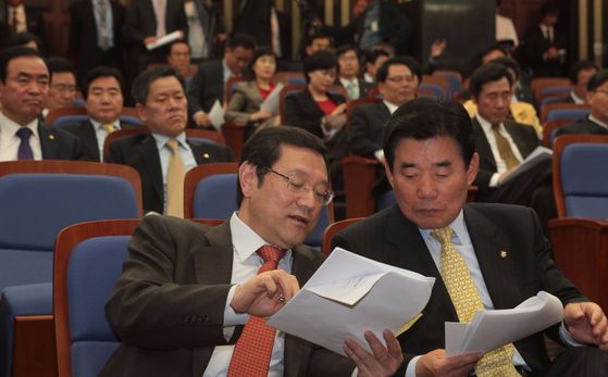 더불어민주당 김진표 의원(오른쪽)과 이용섭 전 의원 [중앙포토]