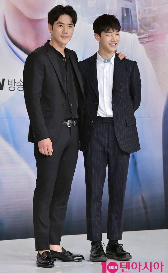 배우 김강우와 하이라이트 이기광이 17일 오후 서울 영등포구 타임스퀘어 아모리스홀에서 열린 tvN 새 월화드라마 ‘써클 : 이어진 두 세계'(연출 민진기) 제작발표회에 참석하고 있다.